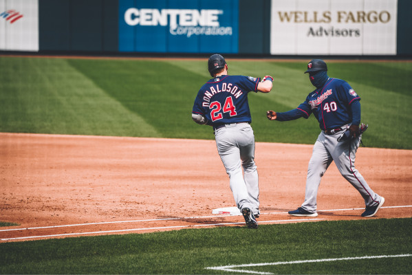 Josh Donaldson es felicitado por su coach de primera base tras dar jonrón. (Twitter @Twins)