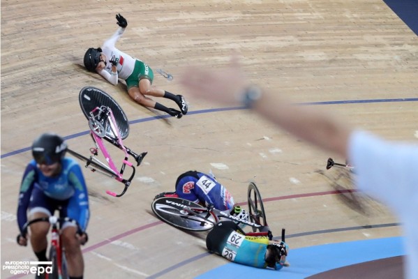 Yareli Salazar y Rinata Sultanova caen a la pista tras chocar. (Foto: Twitter @epaphotos)