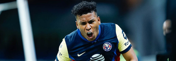 Roger Martínez celebra su gol.