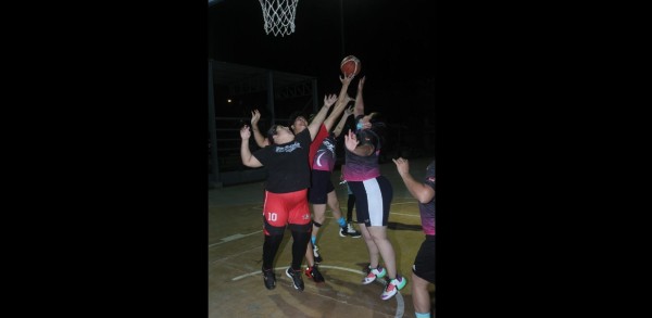 La rama femenil también arroja partidos muy disputados en la Liga de Baloncesto de Casa Hogar.