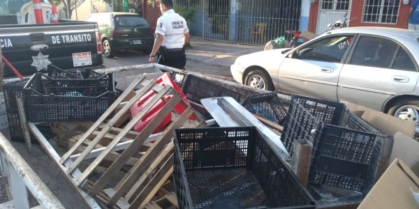 Elementos de la Policía Municipal Unidad Vialidad y Tránsito retiran más de 50 objetos entre sillas, garrafones, cubetas que eran utilizados para acaparar espacios de estacionamiento en los alrededores del Estadio de Tomateros