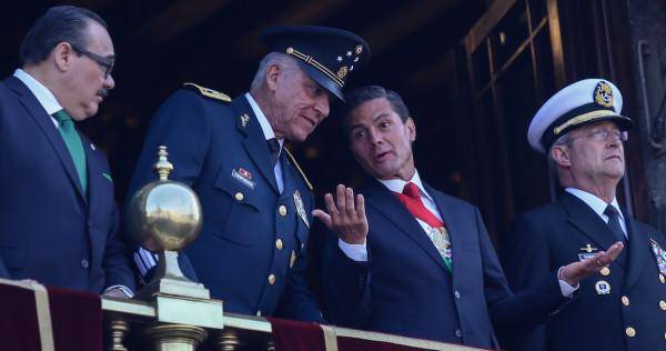 Salvador Cienfuegos, entonces Secretario de la Defensa Nacional, con el entonces Presidente Enrique Peña Nieto.