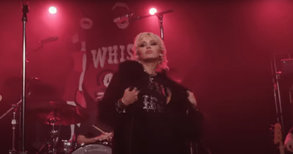 Miley Cyrus sorprende a sus fans cantando ‘Zombie’ de The Cranberries y ‘Boys don’t cry’ de The Cure