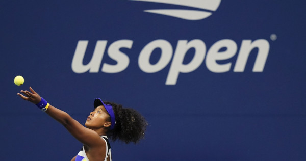 La tenista japonesa Naomi Osaka saca ante su compatriota Misaki Doi, en el juego de primera ronda del US Open.