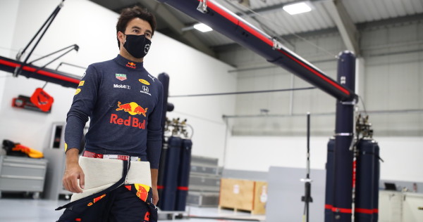 El piloto mexicano Sergio Checo Pérez. Foto: Twitter @escuderiatelmex