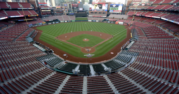 Asientos vacíos en el estadio Busch de los Cardenales de San Luis.