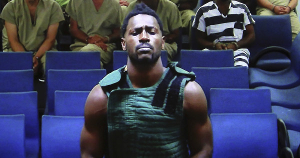 El agente libre de la NFL Antonio Brown se presenta ante la corte del condado Broward en Fort Lauderdale, Florida, vía un enlace de video.