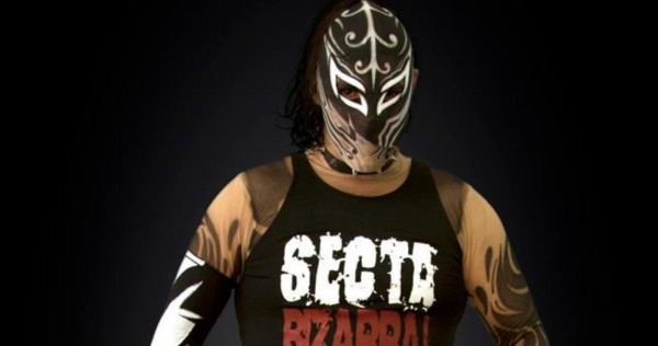 Su primera aparición fue en 2011 cuando peleó a lado del Cibernético y los Bizarros para hacer frente a La Parka. Foto: Taboo Luchador, Facebook