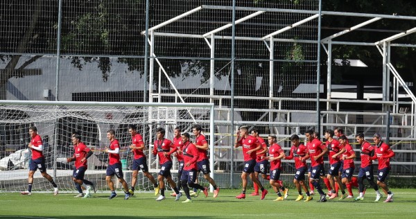 Antuna y Vega regresan a los entrenamientos con Chivas luego de petición de sus compañeros