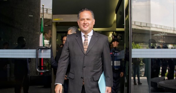 Santiago Nieto lleva a la Fepade denuncia por campaña negra contra AMLO en elección de 2018