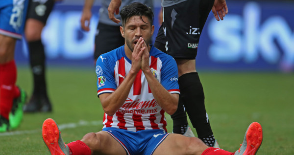 Oribe Peralta se lamenta tras una falla.