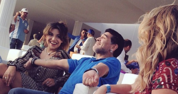 Diego Maradona junto a su hija Gianinna. (Foto: Twitter vía @gianmaradona)