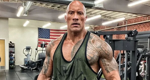 El actor comparte una foto en Instagram en la que luce su musculatura. Foto: @therock