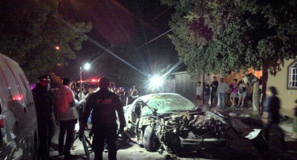 Uno de lo jóvenes quedó muerto en el automóvil.