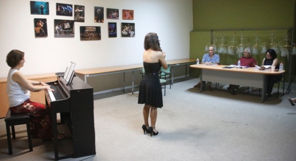 El Taller de Ópera ofrece una lección semanal de canto.