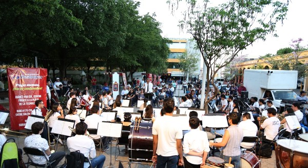 Baltazar Hernández Cano dirige la Banda Sinfónica Juvenil del Estado, que se presentó este fin de semana con un programa titulado La magia del cine.