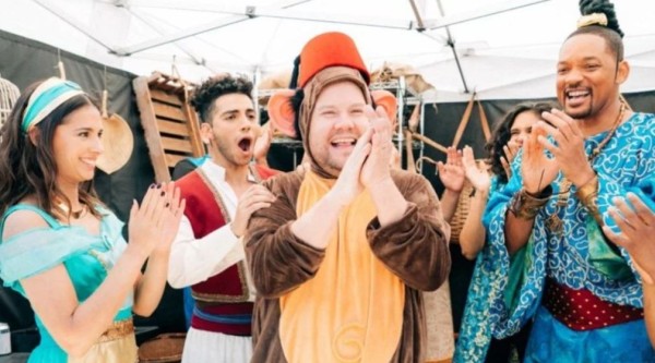 El elenco de Aladdin, durante su aparición en calles de Los Ángeles, California.