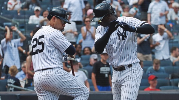 Gleyber Torres es felicitado por su jonrón. (Foto: Twitter @yanquis)
