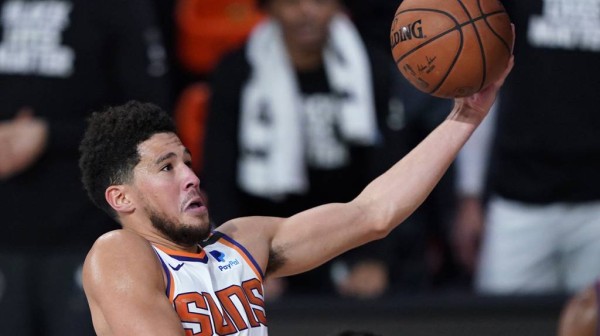 Devin Booker metió 35 puntos por segundo juego consecutivo en la NBA. (Twitter @FOXDeportes)
