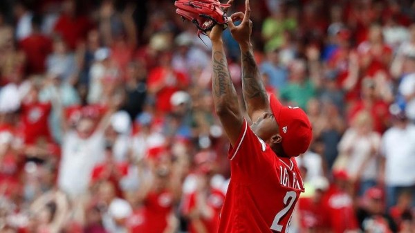 Los Rojos le dan una extensión de tres años a Raisel Iglesias