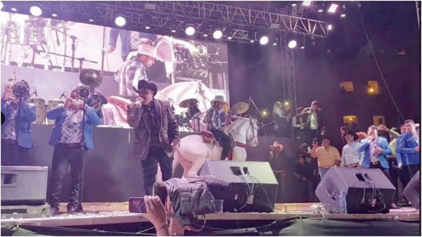Chuy Lizárraga invita al evento de coronación del Rey del Carnaval de Mazatlán 2019.
