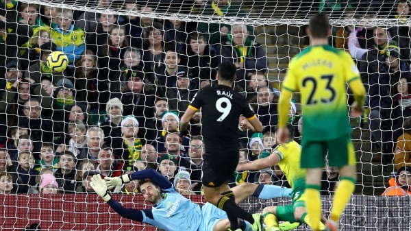 Raúl Jiménez marca el gol del triunfo. (Foto: Cortesía Premier League)
