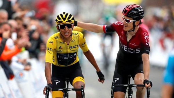 Egan Bernal es felicitado tras conservar el maillot amarillo.