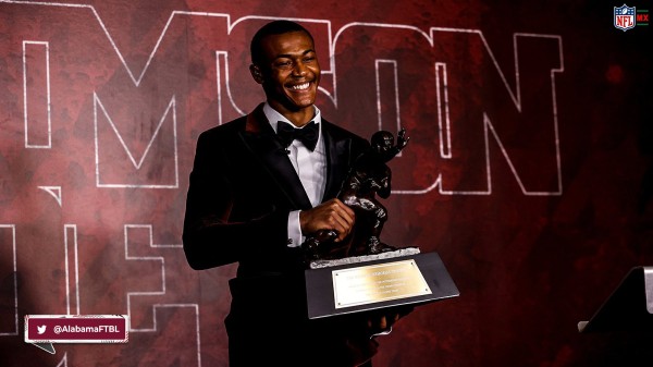 DeVonta Smith rompió el dominio de los quarterbacks sobre el galardón individual más codiciadio del juego universitario.