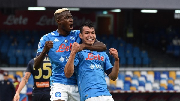 Hirving Lozano celebra uno de sus dos goles ante el Génova. (Twitter @sscnapoliES)