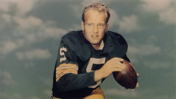 Se convirtió en el único jugador en la historia de la NFL en anotar 50 touchdowns y patear 50 goles de campo.