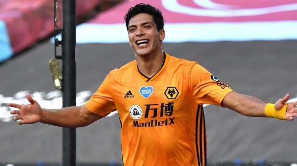 Raúl Jiménez festeja su anotación. (Foto: Cortesía Premier League)