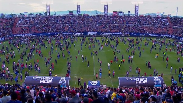 Los aficionados tuvieron que bajar al campo a resguardarse.