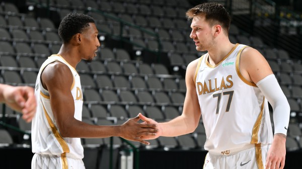 Con menos errores, con mayor intensidad y con Luka Doncic y Tim Hardaway Jr. encendidos, los Mavericks fueron superiores ante otro equipo de Playoffs. Foto: Twitter @NBALatam