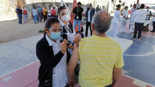 Mientras los docentes de Sinaloa están en espera de ser vacunados contra el Covid-19, continúa la aplicación de dosis en adultos mayores.