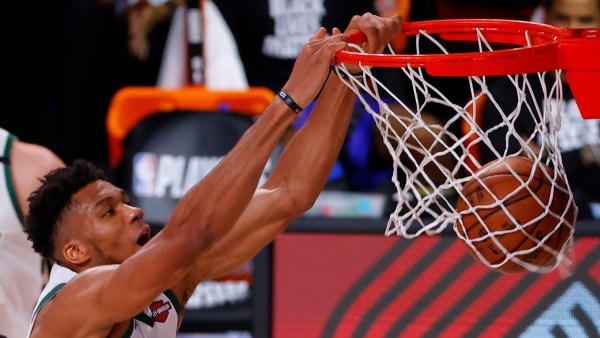 A base de triples Milwaukee se clasifica para Segunda Ronda. Foto: Twitter @NBA