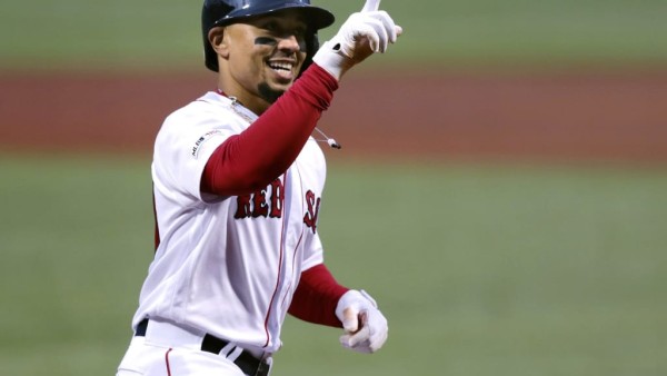 Mookie Betts acuerda con Medias Rojas de Boston.