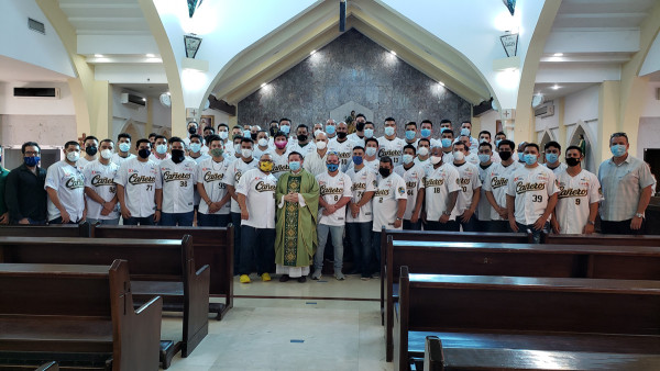 Cañeros de Los Mochis acude a misa y da a conocer su róster