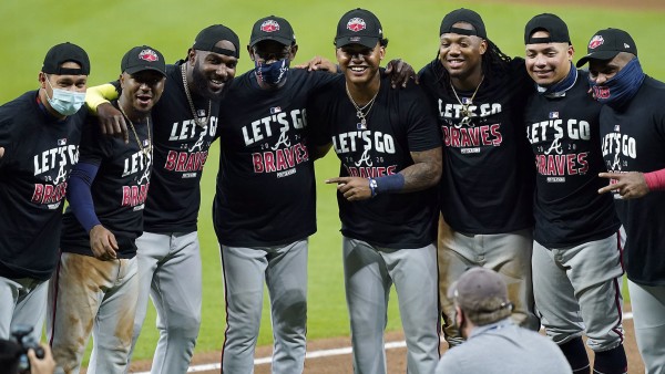 Bravos vencen a Marlins y completan barrida