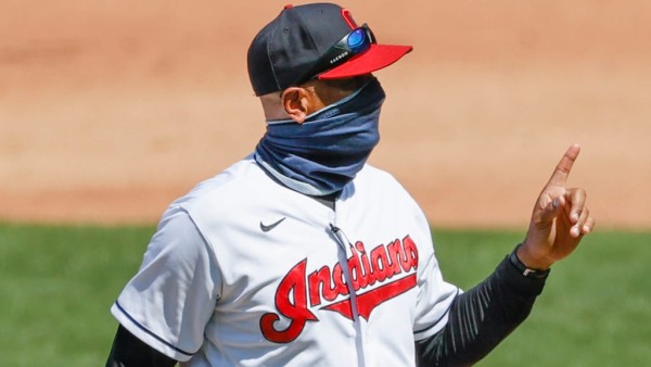 Sandy Alomar Jr. seguirá al frente de los Indios hasta donde llegue el equipo en los playoffs.