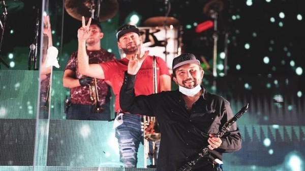 Poncho Lizárraga y otros músicos, en los preparativos del concierto virtual que Banda El Recodo presentará este jueves. Foto: Cortesía.