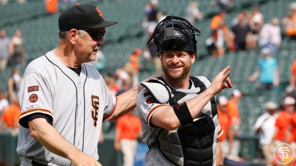Bruce Bochy felicita a sus jugadores. (Foto: @SFGiants)