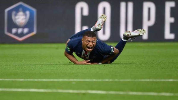Kylian Mbappé sufrió una fuerte lesión el viernes. (Foto: Twitter @ElAragueno)
