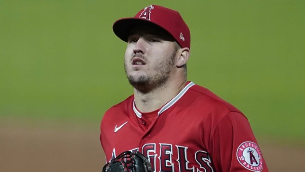 Mike Trout sigue superando a legendarios peloteros.