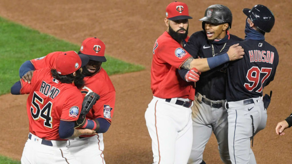 Sergio Romo es castigado por su acción del viernes.