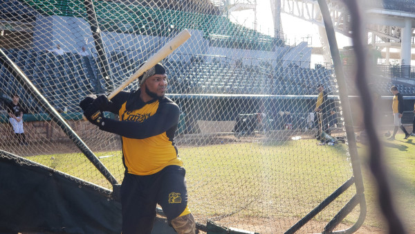 Leandro Castro tomó práctica de bateo en su primer día de pretemporada con Cañeros de Los Mochis. (Cortesía Cañeros de Los Mochis)