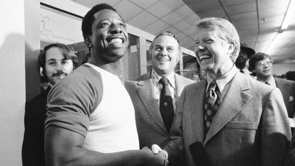Hank Aaron fue una figura dentro y fuera del beisbol de las Grandes Ligas.
