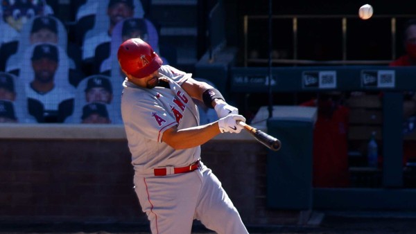 Albert Pujols conecta su jonrón 660 en las Mayores.
