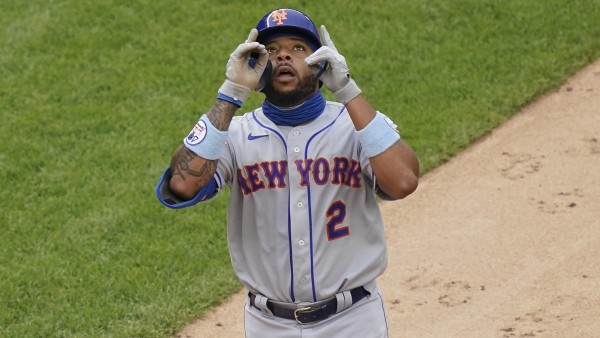 Dominic Smith festeja su vuelacercas.