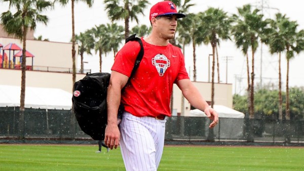 J.T. Realmuto sufre fractura en el pulgar derecho