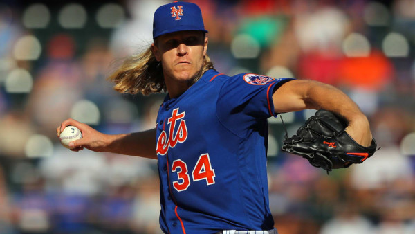 Noah Syndergaard seguirá un año más con los Mets.